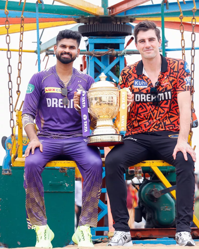 KKR অধিনায়ক শ্রেয়াস আইয়ার এবং SRH ক্যাপ্টেন প্যাট কামিন্স আইপিএল ট্রফি নিয়ে পোজ দিচ্ছেন। ছবির কৃতিত্ব KKR টুইটার 1 IPL 2024 ফাইনাল: KKR বনাম SRH - ম্যাচের পূর্বরূপ, ভবিষ্যদ্বাণী, টিম নিউজ এবং ফ্যান্টাসি একাদশ 