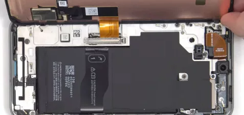 image 19 71 jpg Google Pixel 8a Teardown: Discoveries on Cooling and Battery Removal