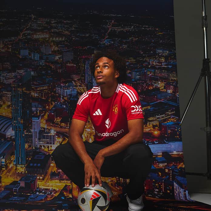 GSsE3MkWUAAXBhC Joshua Zirkzee To Manchester United: Tactical Analysis - A Timeless Attacker Ready to Excite Manchester United Fans