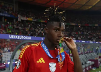 Soccer Football - Euro 2024 - Final - Spain v England - Berlin Olympiastadion, Berlin, Germany - July 14, 2024 Spain's Nico Williams kisses his medal after winning the Euro 2024 REUTERS/Lee Smith