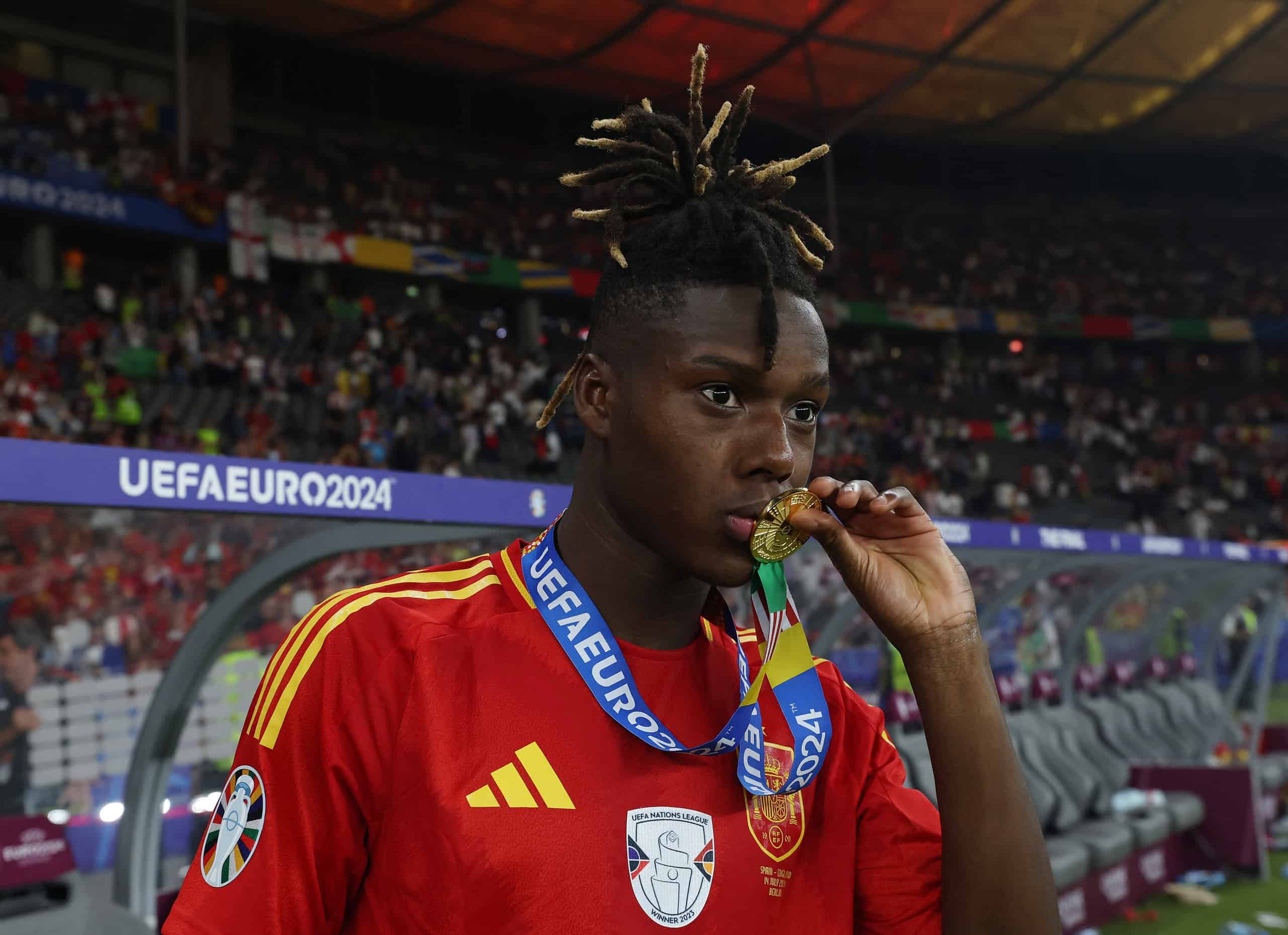 Soccer Football - Euro 2024 - Final - Spain v England - Berlin Olympiastadion, Berlin, Germany - July 14, 2024 Spain's Nico Williams kisses his medal after winning the Euro 2024 REUTERS/Lee Smith