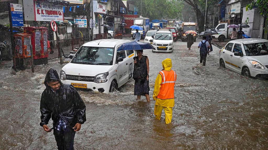 mumm1 Mumbai Weather Forecast: Due to Heavy Rain Schools, colleges is going to be shut down