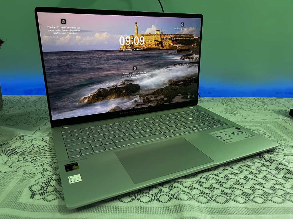 ASUS VivoBook S15 OLED ft. Snapdragon X Elite Review