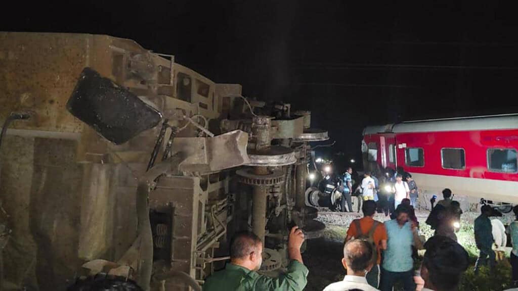 Passengers near the derailed coaches after an Expr 1728671928960 Bagmati Express Accident: Following a mishap, a special train leaves Chennai Central carrying stranded passengers