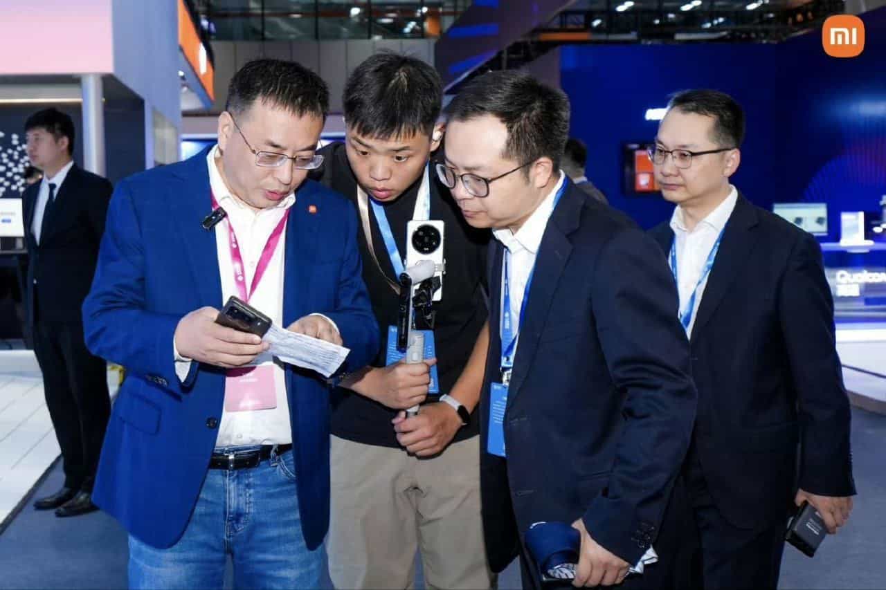 Xiaomi Executives Accidentally Leak Xiaomi 15 Design in New Photo