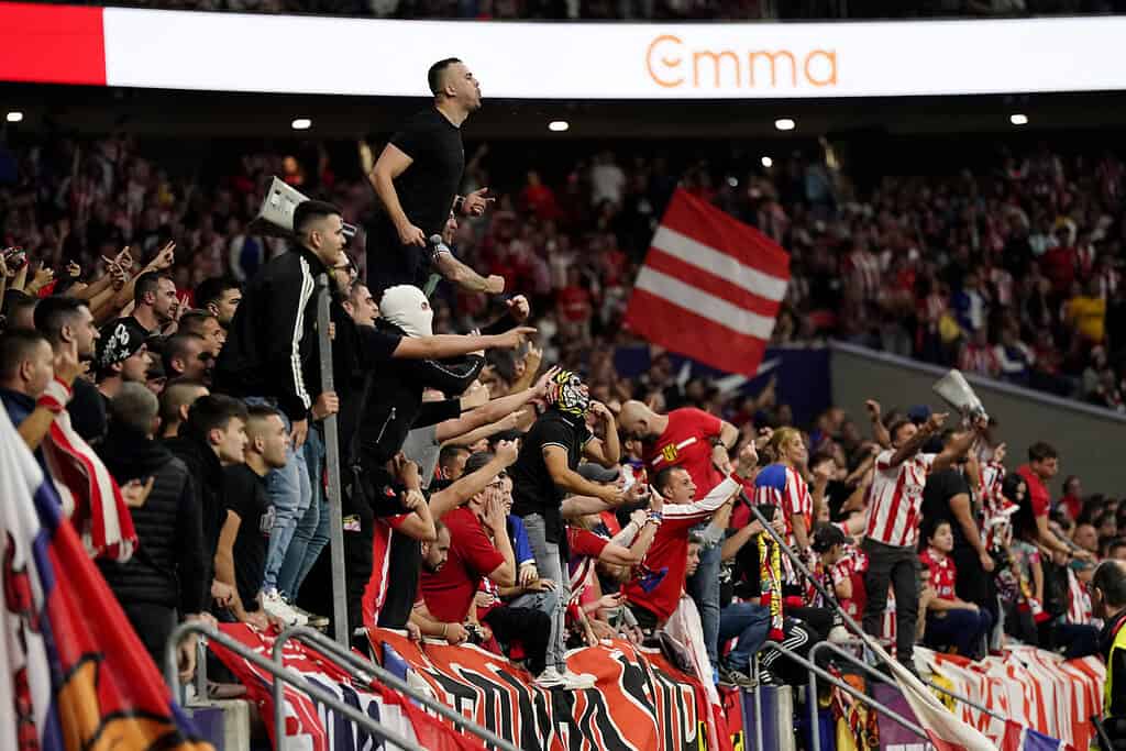 YPPU6DMBVNJ5JBF6RIZPF4LXMA Atlético Madrid’s Response to Madrid Derby Controversy: Lighter Thrower Banned for Life, New Measures Against Hooded Fans at Metropolitano