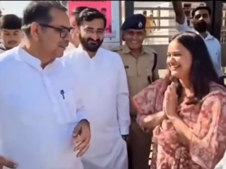 Tina Dabi Sparks Mixed Reactions: Viral Video of IAS Officer Respectfully Greeting BJP Leader Goes Viral
