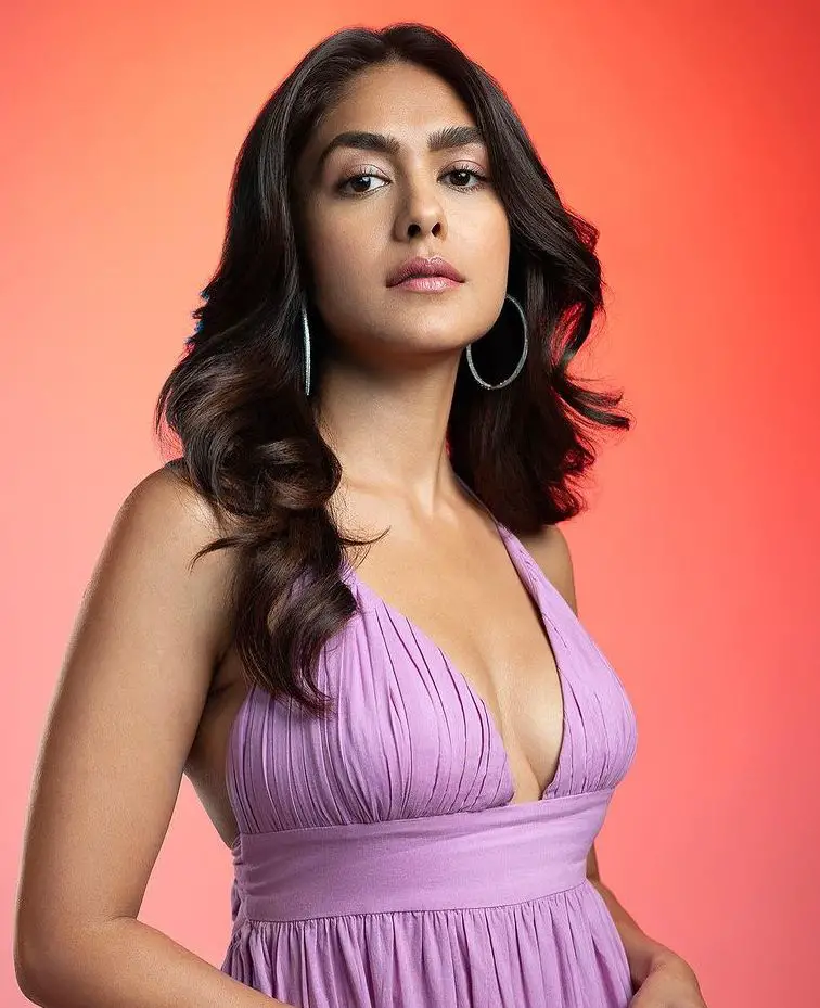 Mrunal Thakur Hot Pics