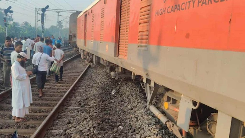 train accident2 Train Accident Today: Secunderabad-Shalimar Express Derails in West Bengal