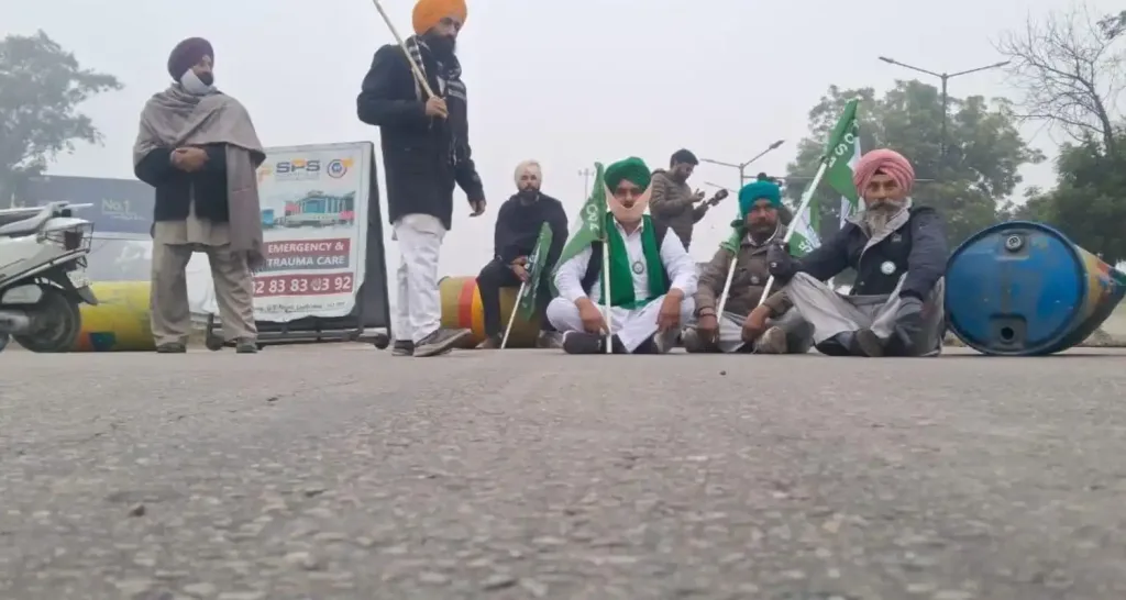 pubj 3 Punjab Bandh: Farmers Protest Across the State, Roads Blocked, Traffic Disrupted