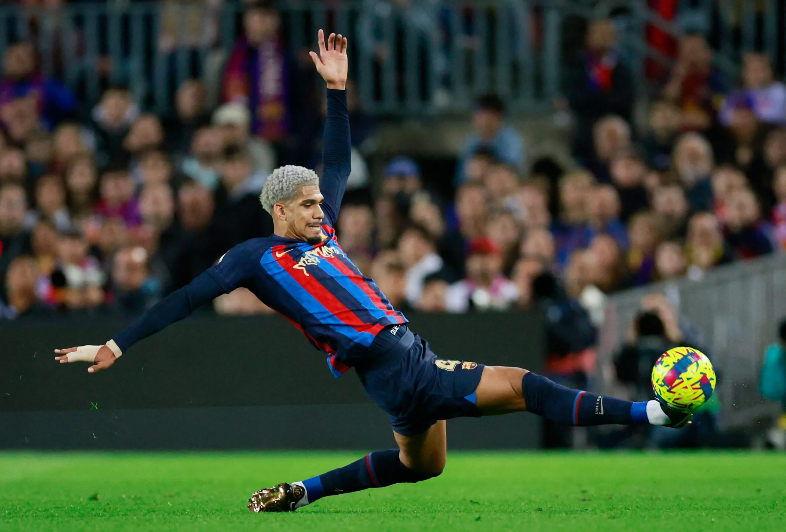 Barcelona Sets Transfer Fee for Defender Ronald Araujo Amid Juventus Interest