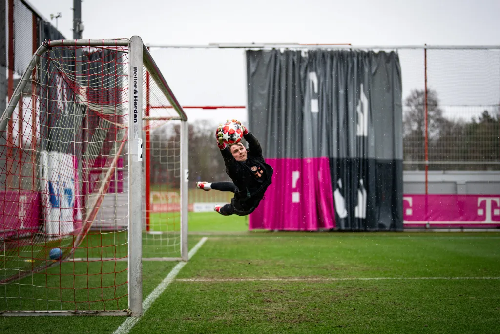 Bayern Munich Signs Goalkeeper Jonas Urbig Bayern Munich Signs 21-year-old Goalkeeper Jonas Urbig: The Future of Goalkeeping at Allianz Arena