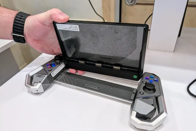 Intel 2 Intel Showcases Modular Handhelds & “Lunar Lake” Laptops at CES 2025