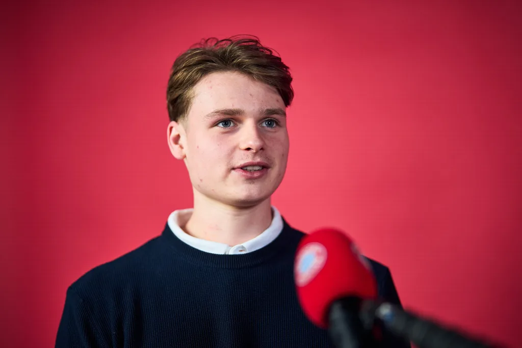 Jonas Urbig 1 Bayern Munich Signs 21-year-old Goalkeeper Jonas Urbig: The Future of Goalkeeping at Allianz Arena