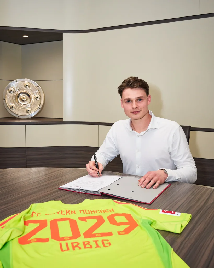 Jonas Urbig Signs for Bayern Munich until 2029 Bayern Munich Signs 21-year-old Goalkeeper Jonas Urbig: The Future of Goalkeeping at Allianz Arena