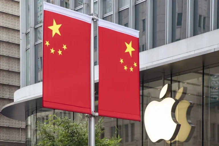 Apple Faces Uncertainty as 10% Tariff on Chinese Imports Takes Effect