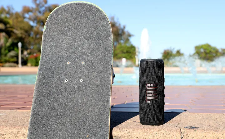 JBL 2 JBL Flip 7 Launches with AI Sound, IP68 Rating, and More