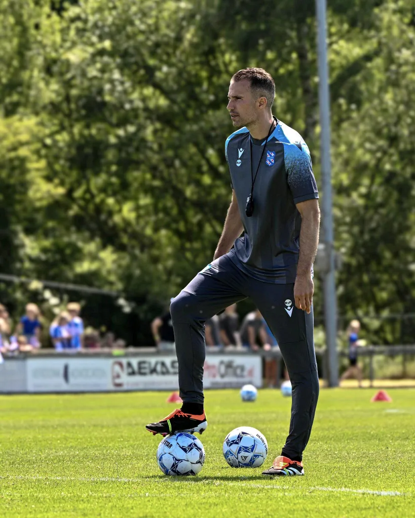 Robin van Persie signs in today as new Feyenoord head coach until June 2027 Robin van Persie Returns to Feyenoord as Head Coach Until 2027 As De Stadion club Welcomes Club Legend Back to Rotterdam