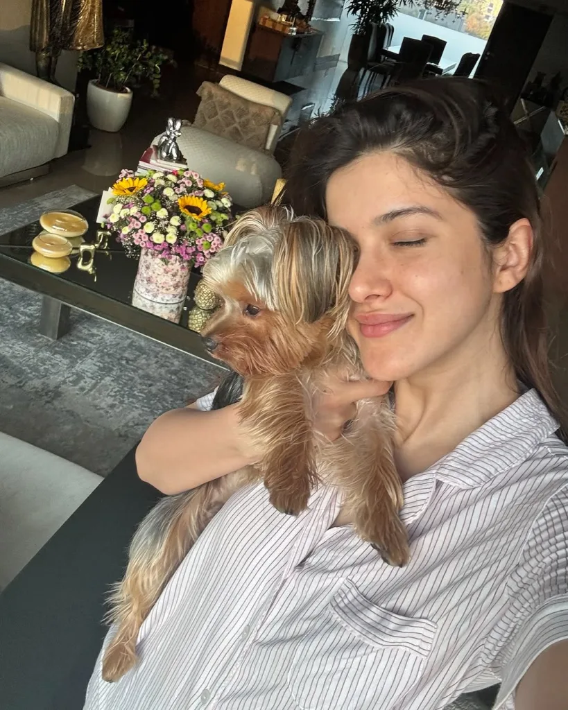 Snapinst.app 472717861 18491497996032784 3075985672430995267 n 1080 Shanaya Kapoor Valentine's Day Surprise: A Furry Love Story and Bollywood Debut Updates