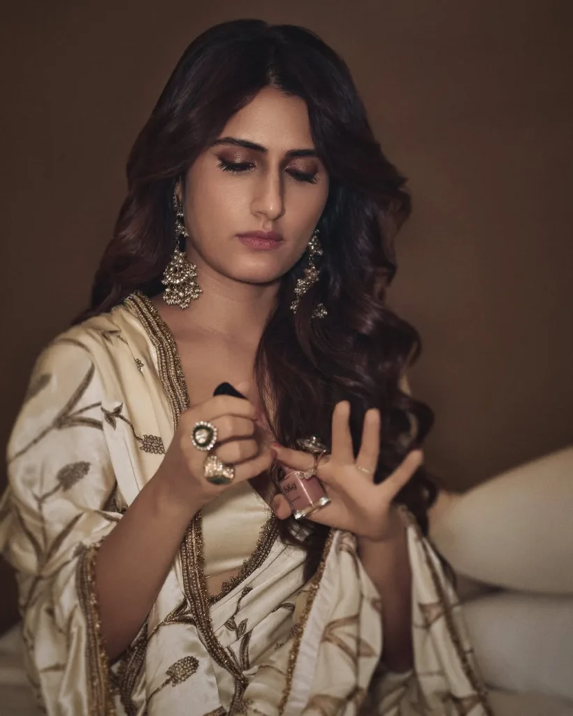 Snapinst.app 476352417 18484066348011785 4015770993618703542 n 1080 1 Fatima Sana Shaikh Stuns in Silk: How She Mastered the Art of Timeless Elegance