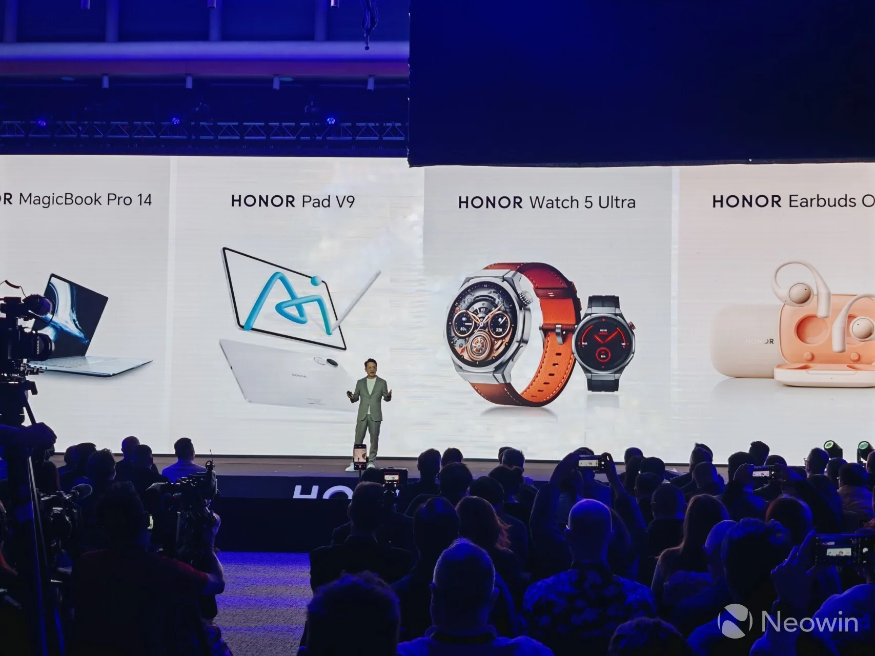 HONOR Unveils Earbuds Open and Watch 5 Ultra at MWC 2025