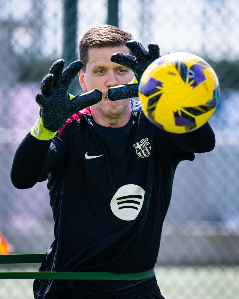 Wojciech Szczesny 2 Barcelona Close to Reaching Verbal Agreement with Wojciech Szczesny for Contract Extension