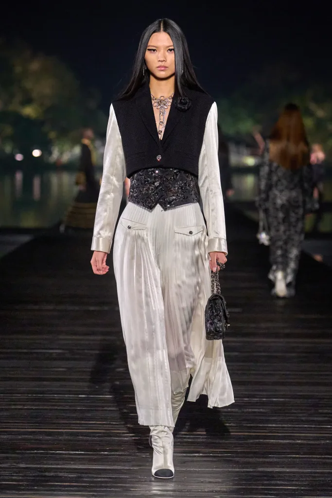 Chanel Fall 2025: Hollywood Celebrities Redefine Timeless Elegance With their Unique Fashion Sense 5 bck 6 Chanel Fall 2025: Hollywood Celebrities Redefine Timeless Elegance With their Unique Fashion Sense