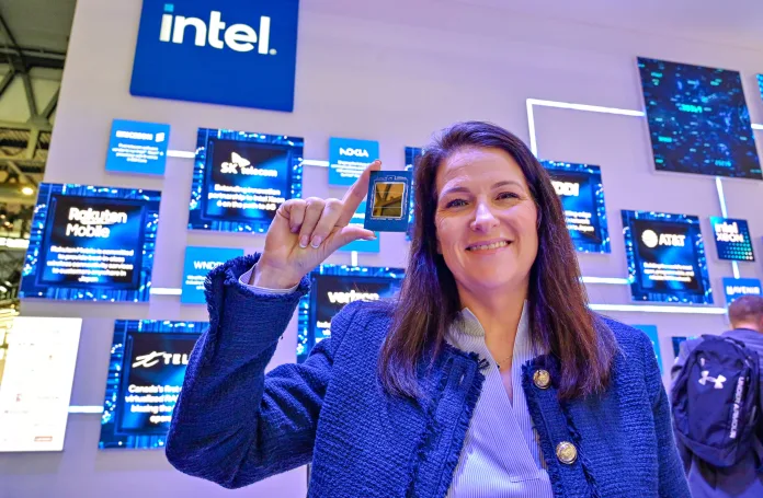 newsroom-Intel-MWC-2025-Holthaus-5-scaled Intel
