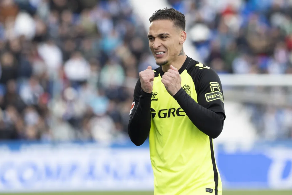 Antony's Future at Real Betis in Limbo: La Liga Side Pushes for New Bid to Keep Manchester United Outcast