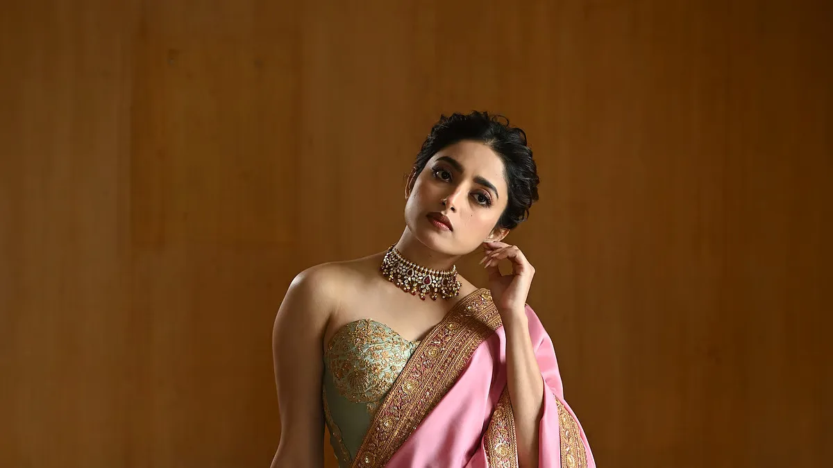 Ishaa Saha Dazzles in Saroj Jalan’s Eternal Reverie: A Festive Fashion Extravaganza