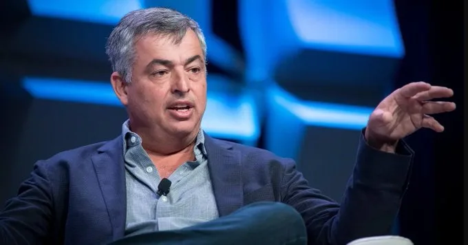AI replacing the iPhone 3 AI replacing the iPhone: Eddy Cue Predicts an iPhone-Free Future by 2035