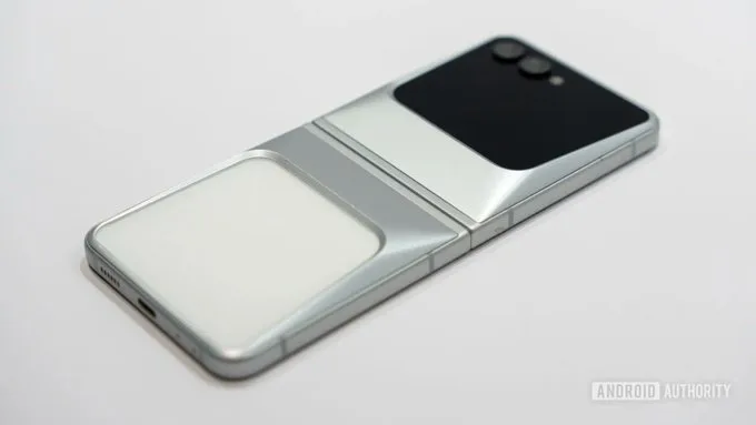 Samsung polygon foldable hands onvd