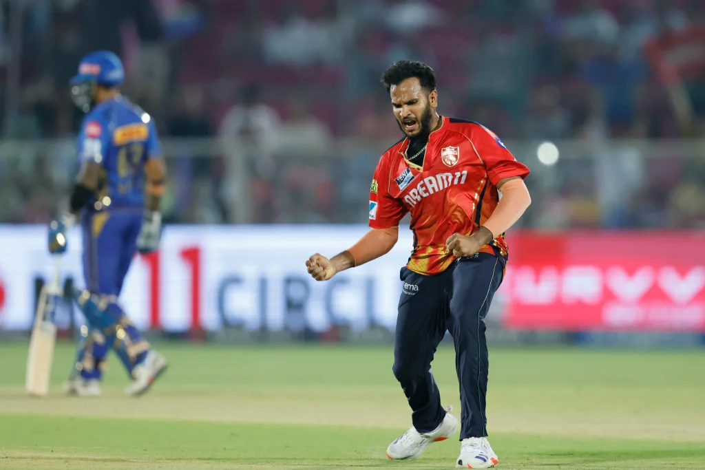 IPL 2025: Josh Inglis, Priyansh Arya Guide PBKS to Qualifier 1, Send MI to Eliminator 3 Vyshak vijaykumar