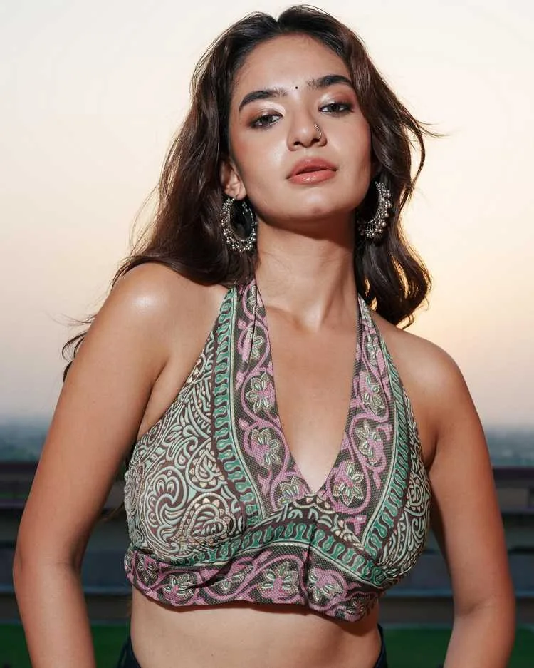 Anushka Sen 2025 Photoshoot Redefines Elegance and Youthful Charm in Ethereal White