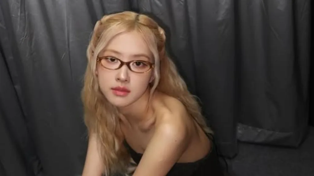 BLACKPINK Rosé Makes History: First Female K-Pop Artist to Chart Song for 30 Weeks 2 Image