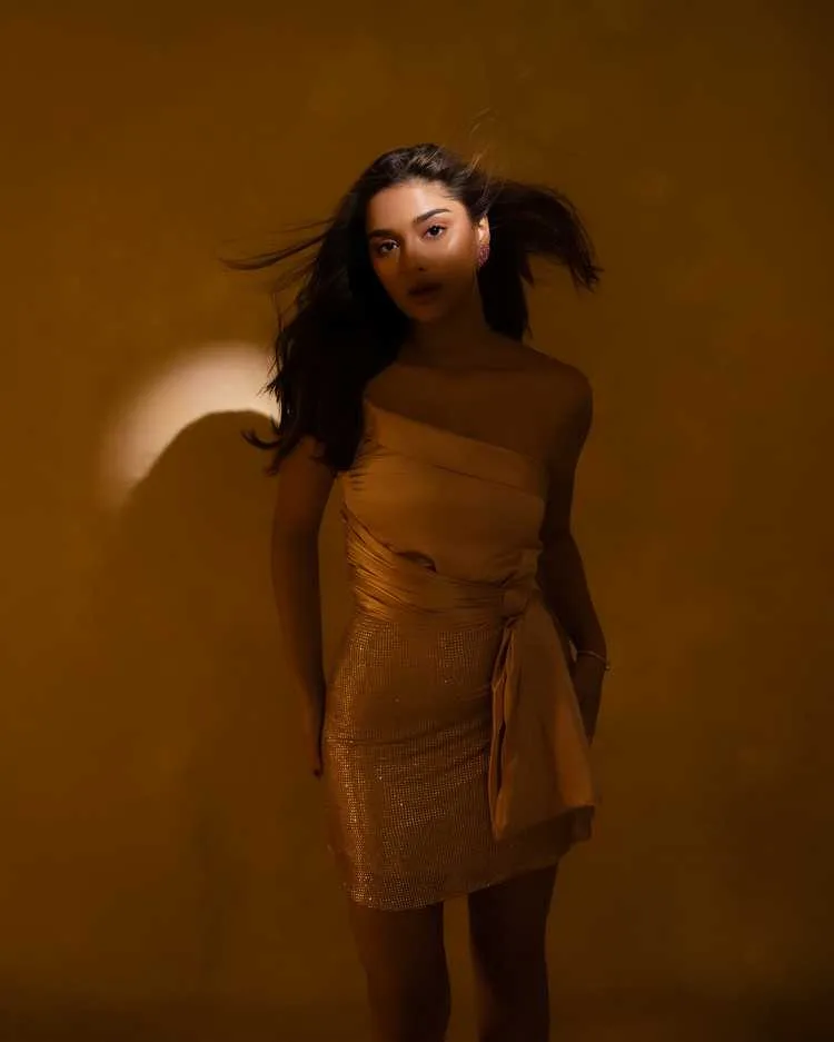 Saiee Manjrekar’s Latest Photoshoot: A Stunning Showcase of Style, Elegance, and Rising Star Power 5 Image