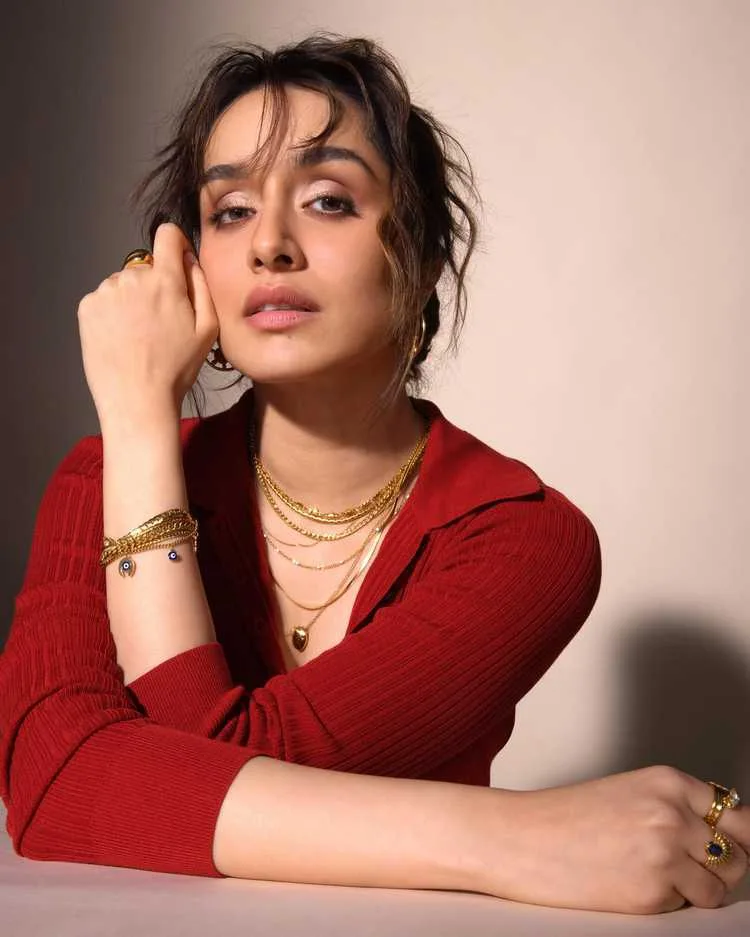 Shraddha Kapoor’s Latest Photoshoot: A Captivating Fusion of Contemporary Glamour and Timeless Grace 2 Image