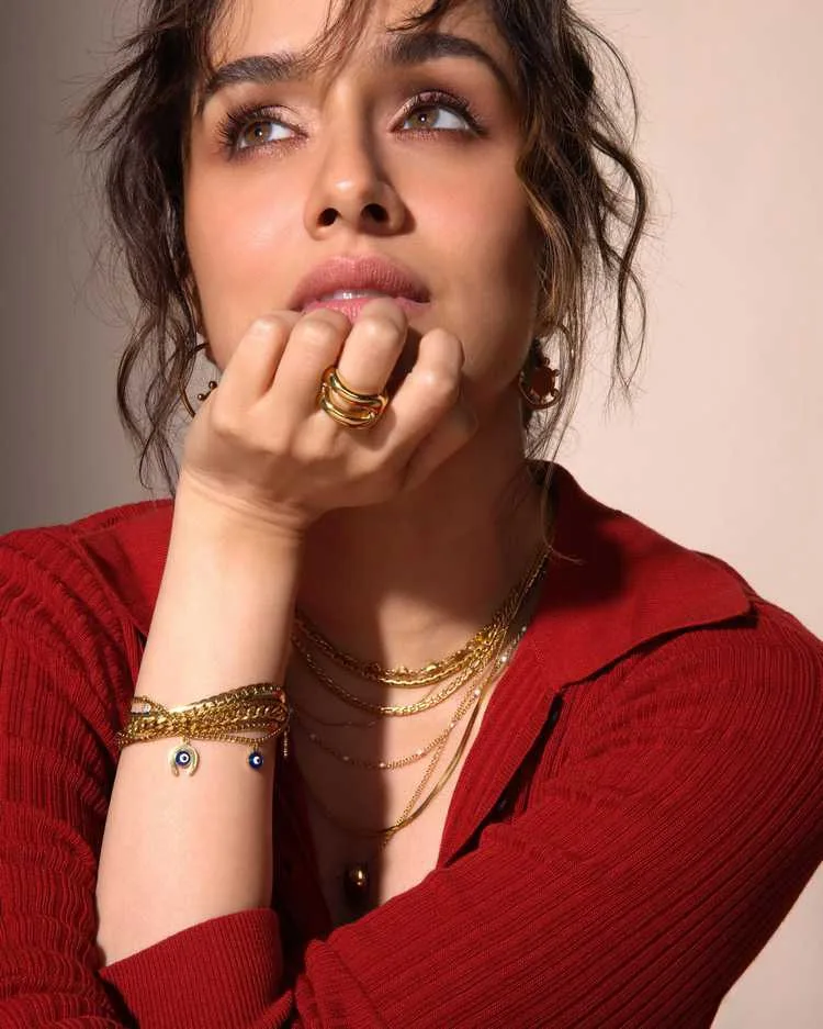 Shraddha Kapoor’s Latest Photoshoot: A Captivating Fusion of Contemporary Glamour and Timeless Grace 3 Image