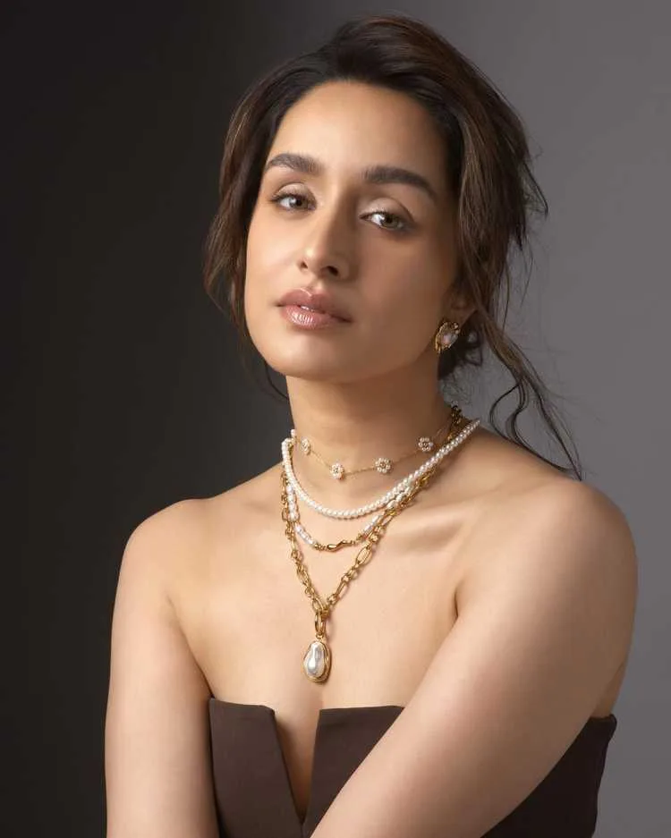 Shraddha Kapoor’s Latest Photoshoot: A Captivating Fusion of Contemporary Glamour and Timeless Grace 6 Image