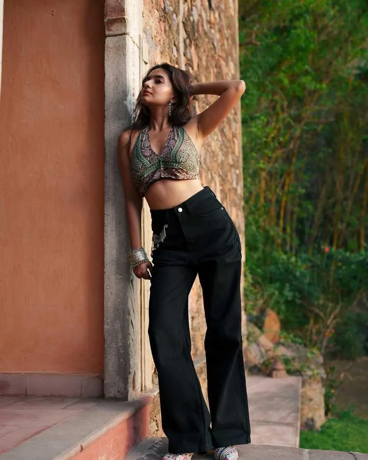 image 559 Anushka Sen 2025 Photoshoot Redefines Elegance and Youthful Charm in Ethereal White