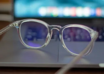 Apple smart glasses