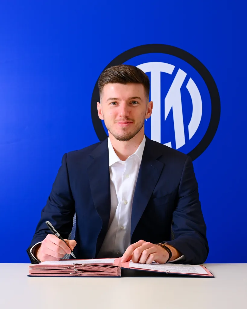 Inter sign peter sucic