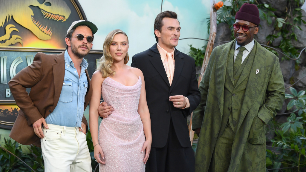 Jurassic World Rebirth: A Star-Studded Premiere with Scarlett Johansson & Jonathan Bailey 2 Jurassic world rebirth