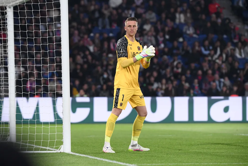 Sunderland Open Talks to Sign Goalkeeper Marcin Bulka