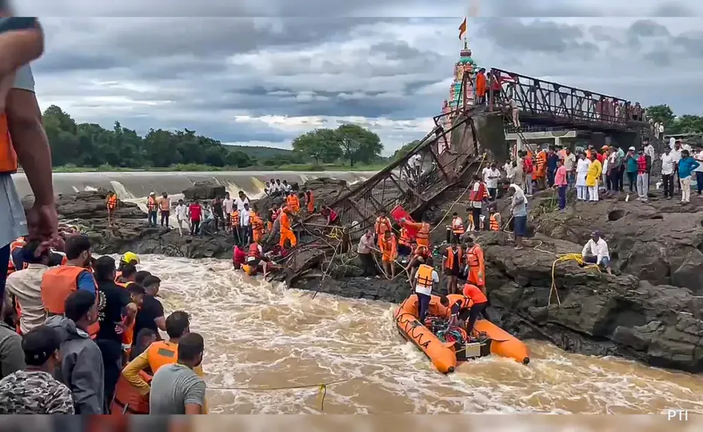 Pune bridge collapse 1