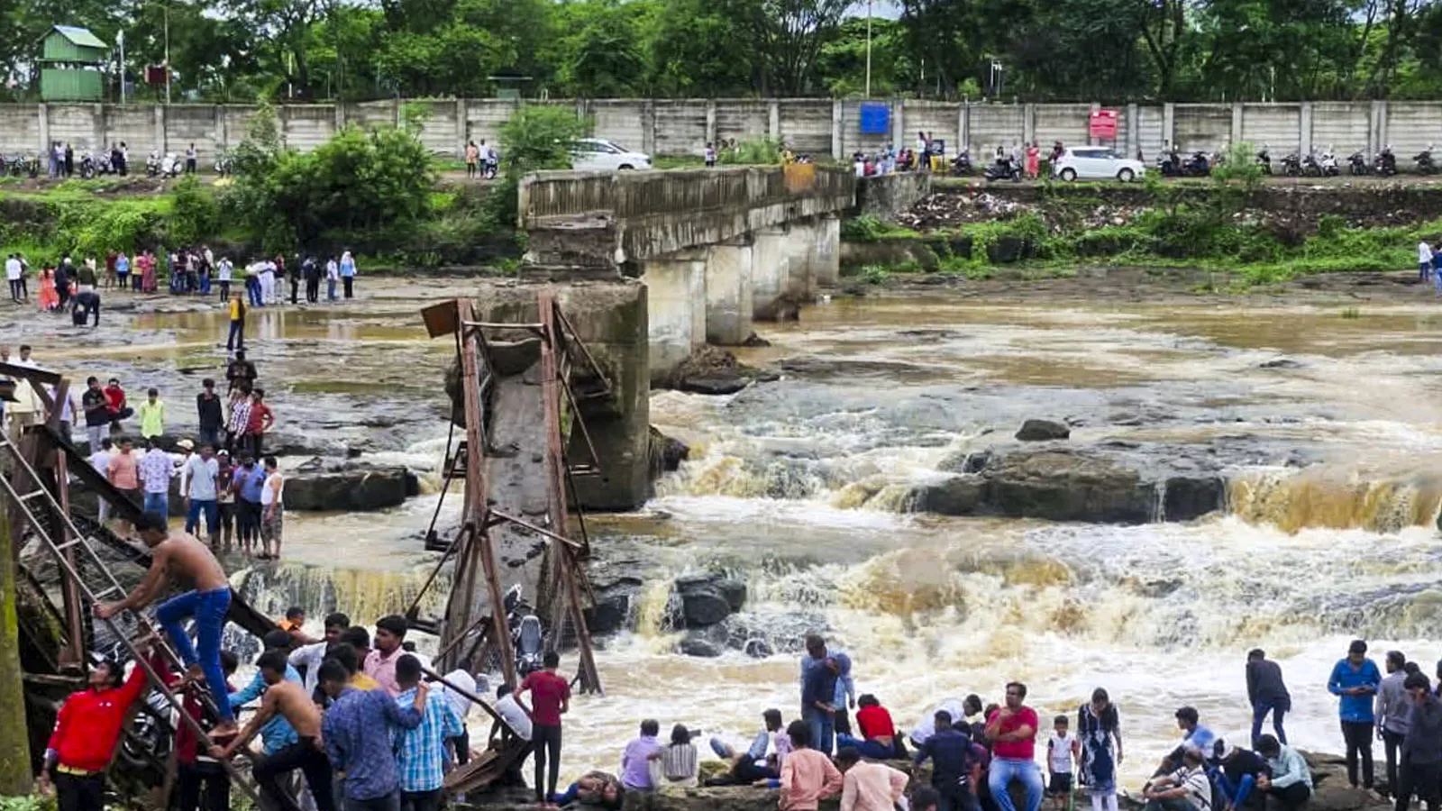 Pune Bridge Collapse: 2 Dead, 32 Injured in Tragic Incident