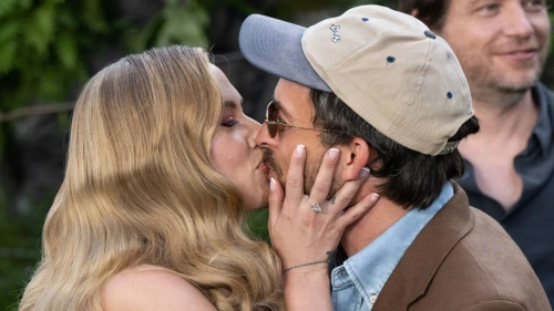 Jurassic World Rebirth: A Star-Studded Premiere with Scarlett Johansson & Jonathan Bailey 1 Scarlett johansson jonathan bailey kiss