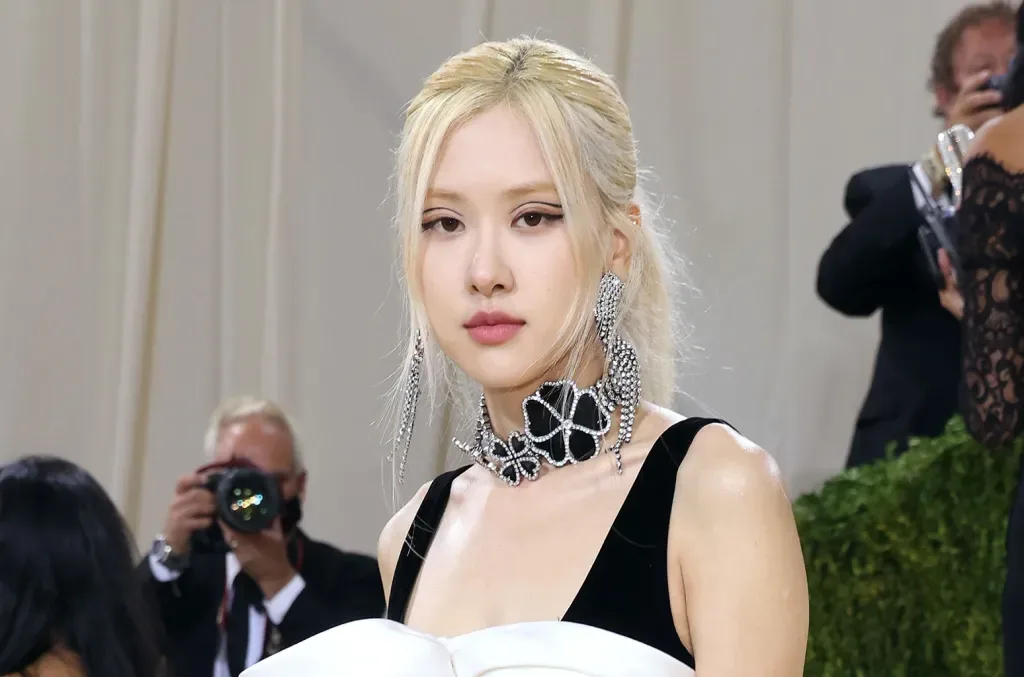 BLACKPINK Rosé Spotted in LA Amid DEADLINE Tour Prep: Fan Frenzy or Strategic Balance? 1 BLACKPINK