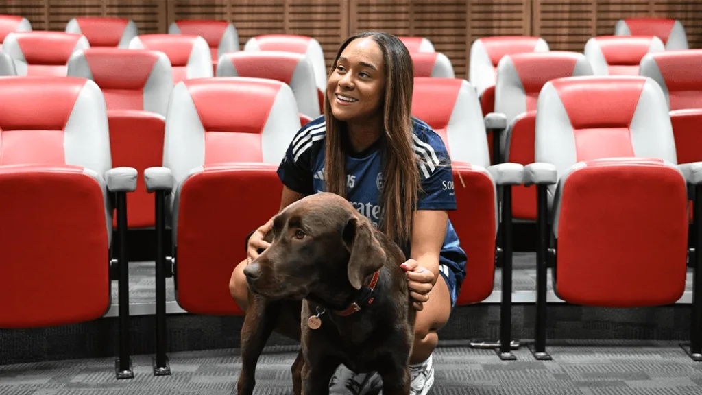 Arsenal sign olivia smith