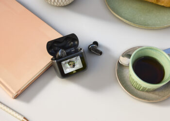 Jbl tour pro 3 lifestyle image b smart case still 16x9